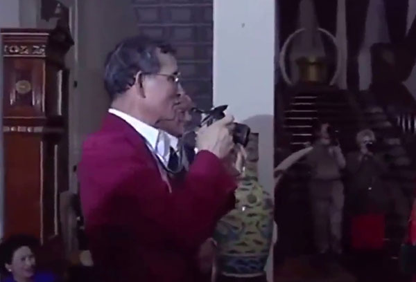 พระราชอารมณ์ขันของพ่อ...เมื่อครั้งทรงถ่ายรูปด้วยพระองค์เอง