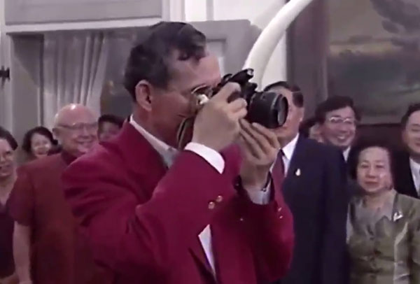 พระราชอารมณ์ขันของพ่อ...เมื่อครั้งทรงถ่ายรูปด้วยพระองค์เอง