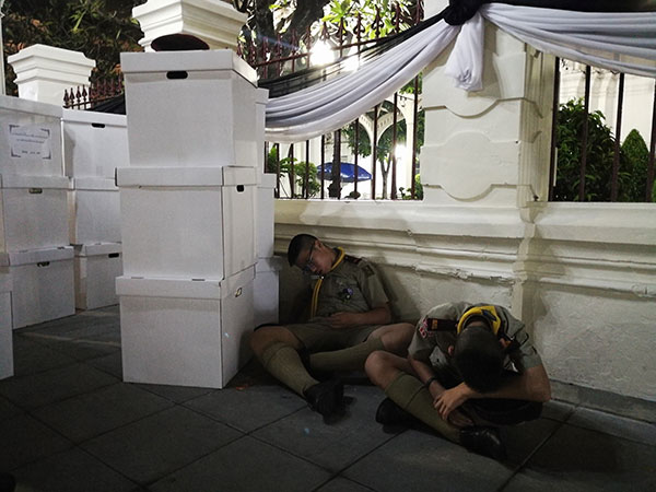 โฉมหน้าน้อง ๆ ลูกเสือช่วยงานซุ้มวางดอกไม้จันทน์ บอก..ขอทำเพื่อในหลวง ร.9