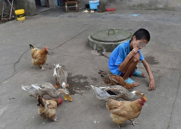 เด็กหนุ่มป่วยสมองพิการ ถูกจับล่ามนาน 10 ปี หลังครอบครัวไม่มีเงินรักษา