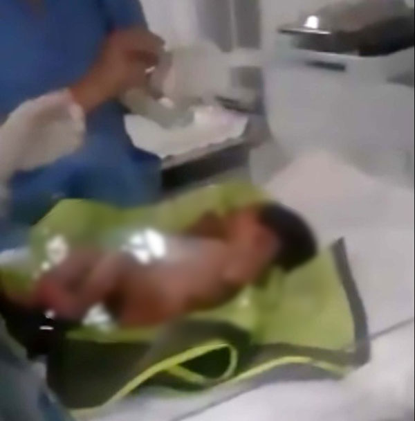 สลดหนัก แม่ใจยักษ์ทิ้งลูกแรกเกิดในกองขยะ สภาพสุดเวทนา ถูกมดรุมกัดทั้งตัว