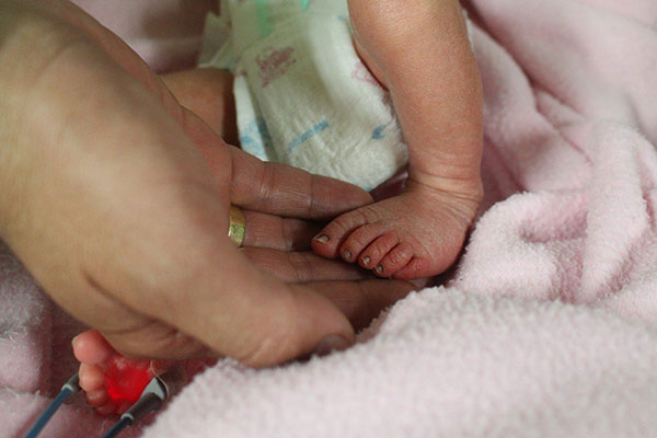 สลดหนัก แม่ใจยักษ์ทิ้งลูกแรกเกิดในกองขยะ สภาพสุดเวทนา ถูกมดรุมกัดทั้งตัว