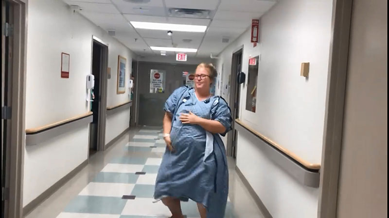 คุณแม่ขาโจ๊ะ อัดคลิปแดนซ์ก่อนเข้าห้องคลอด แม้แต่พยาบาลยังร่วมแจม