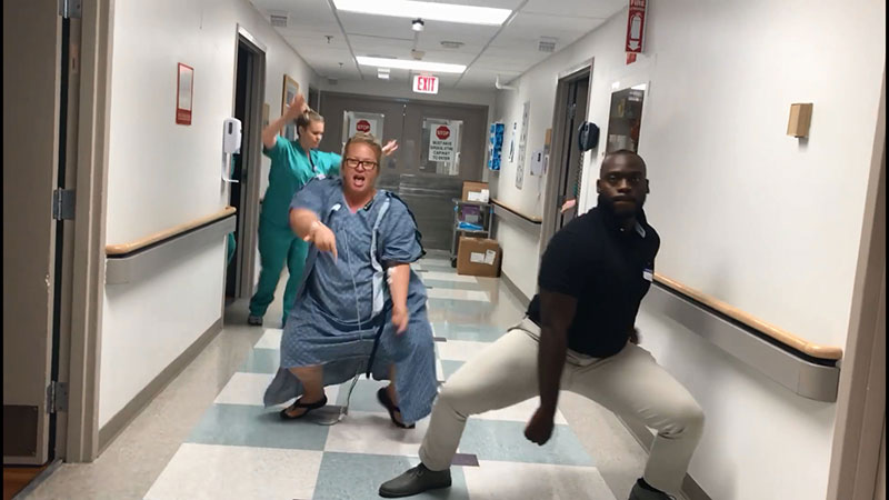 คุณแม่ขาโจ๊ะ อัดคลิปแดนซ์ก่อนเข้าห้องคลอด แม้แต่พยาบาลยังร่วมแจม