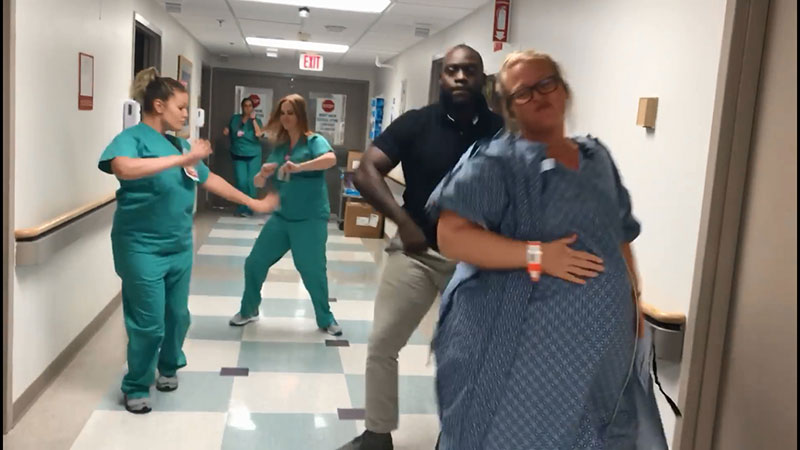 คุณแม่ขาโจ๊ะ อัดคลิปแดนซ์ก่อนเข้าห้องคลอด แม้แต่พยาบาลยังร่วมแจม