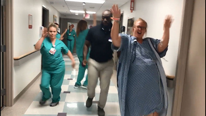 คุณแม่ขาโจ๊ะ อัดคลิปแดนซ์ก่อนเข้าห้องคลอด แม้แต่พยาบาลยังร่วมแจม