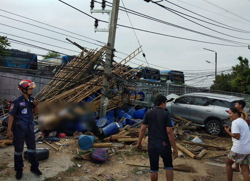 หนุ่มซิ่งฟอร์จูนเนอร์ ชนอดีตผู้ช่วย ผจก.ธนาคาร ดับ-เสาไฟล้ม 8 ต้น