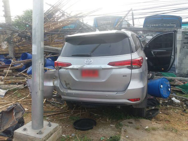 หนุ่มซิ่งฟอร์จูนเนอร์ ชนอดีตผู้ช่วย ผจก.ธนาคาร ดับ-เสาไฟล้ม 8 ต้น