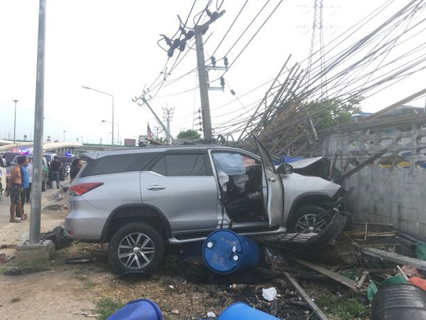 หนุ่มซิ่งฟอร์จูนเนอร์ ชนอดีตผู้ช่วย ผจก.ธนาคาร ดับ-เสาไฟล้ม 8 ต้น