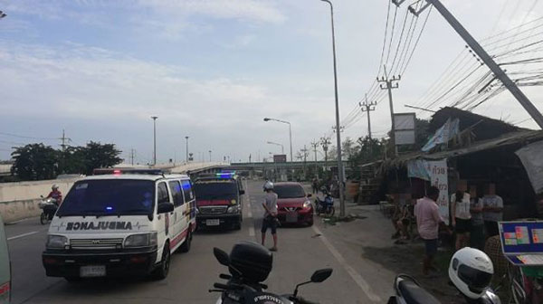 หนุ่มซิ่งฟอร์จูนเนอร์ ชนอดีตผู้ช่วย ผจก.ธนาคาร ดับ-เสาไฟล้ม 8 ต้น