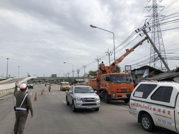 หนุ่มซิ่งฟอร์จูนเนอร์ ชนอดีตผู้ช่วย ผจก.ธนาคาร ดับ-เสาไฟล้ม 8 ต้น