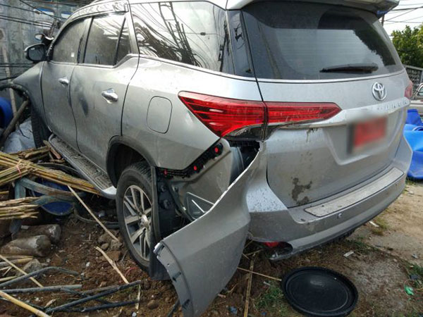 หนุ่มซิ่งฟอร์จูนเนอร์ ชนอดีตผู้ช่วย ผจก.ธนาคาร ดับ-เสาไฟล้ม 8 ต้น