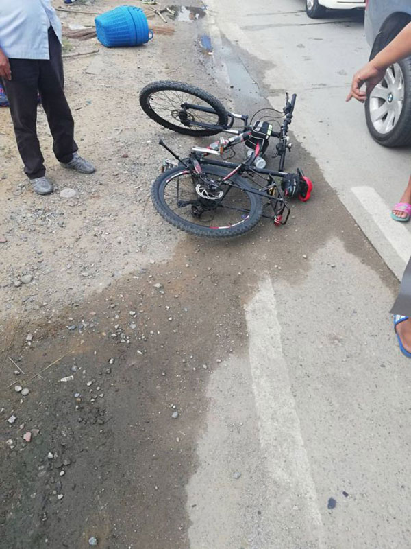 หนุ่มซิ่งฟอร์จูนเนอร์ ชนอดีตผู้ช่วย ผจก.ธนาคาร ดับ-เสาไฟล้ม 8 ต้น