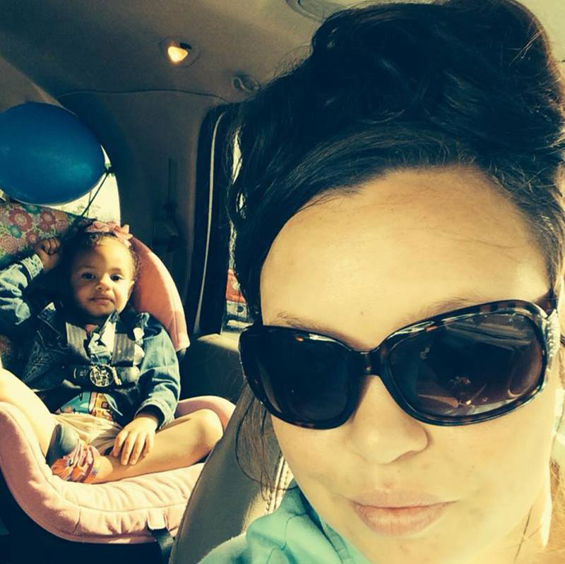 แม่ผู้เสียสละยอมแลกแม้ชีวิต กระโดดเอาตัวบังรถไม่ให้ชนลูก แต่ตัวเองดับสลด