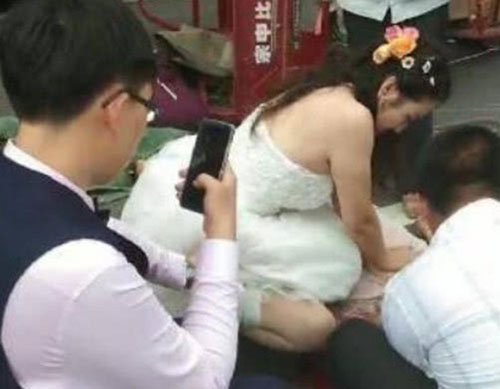 กราบใจพยาบาลสาว รุดช่วยหญิงชราถูกรถชนสุดกำลัง ไม่หวั่นชุดเจ้าสาวเปื้อน