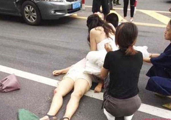 กราบใจพยาบาลสาว รุดช่วยหญิงชราถูกรถชนสุดกำลัง ไม่หวั่นชุดเจ้าสาวเปื้อน