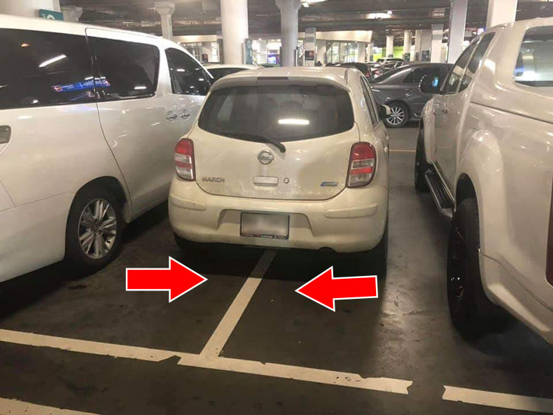 แบบนี้ก็ได้เหรอ.. คนขับจอมมักง่าย จอดรถคร่อมเส้นแบ่งเลน แทรกกลางระหว่าง 2 คัน 