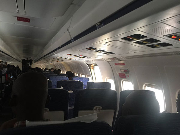 ประตูฉุกเฉินเครื่องบินเด้งเปิดเอง