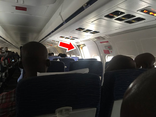 ประตูฉุกเฉินเครื่องบินเด้งเปิดเอง