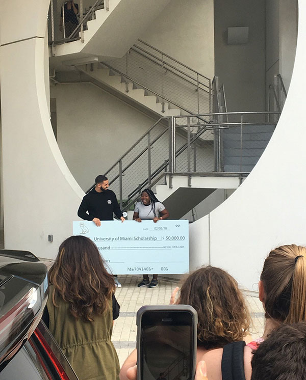 เดรก เซอร์ไพรส์นักศึกษาสาว มอบทุนค่าเรียนให้ 1.5 ล้านบาท