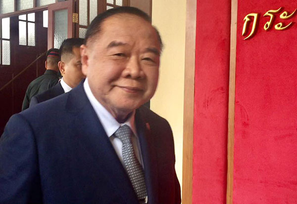 ชาวบ้านแห่มอบดอกไม้ ให้กำลังใจ ขอประวิตร วงษ์สุวรรณ อย่าลาออก