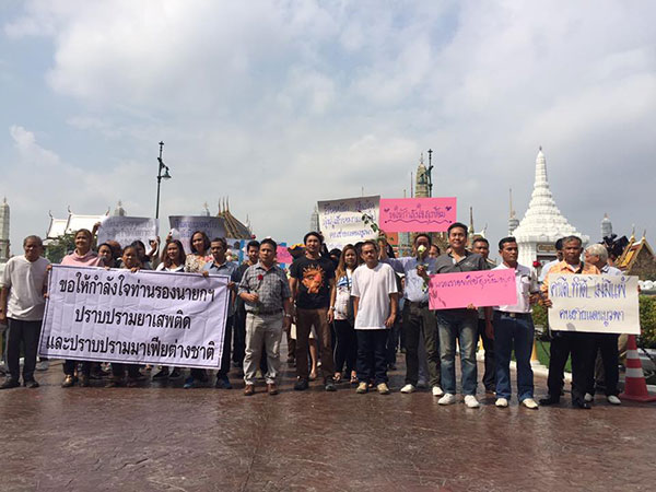 ชาวบ้านแห่มอบดอกไม้ ให้กำลังใจ ขอประวิตร วงษ์สุวรรณ อย่าลาออก