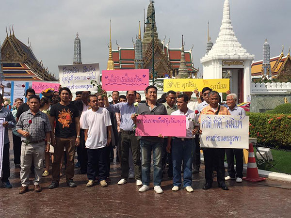 ชาวบ้านแห่มอบดอกไม้ ให้กำลังใจ ขอประวิตร วงษ์สุวรรณ อย่าลาออก