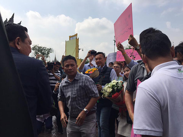 ชาวบ้านแห่มอบดอกไม้ ให้กำลังใจ ขอประวิตร วงษ์สุวรรณ อย่าลาออก