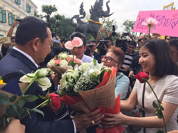 ชาวบ้านแห่มอบดอกไม้ ให้กำลังใจ ขอประวิตร วงษ์สุวรรณ อย่าลาออก