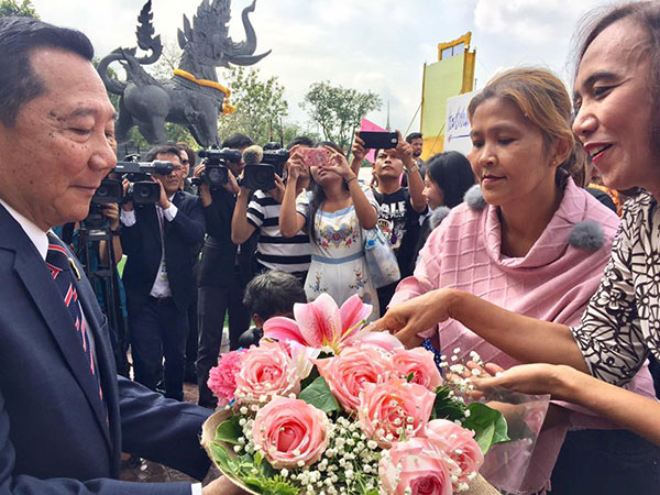 ชาวบ้านแห่มอบดอกไม้ ให้กำลังใจ ขอประวิตร วงษ์สุวรรณ อย่าลาออก