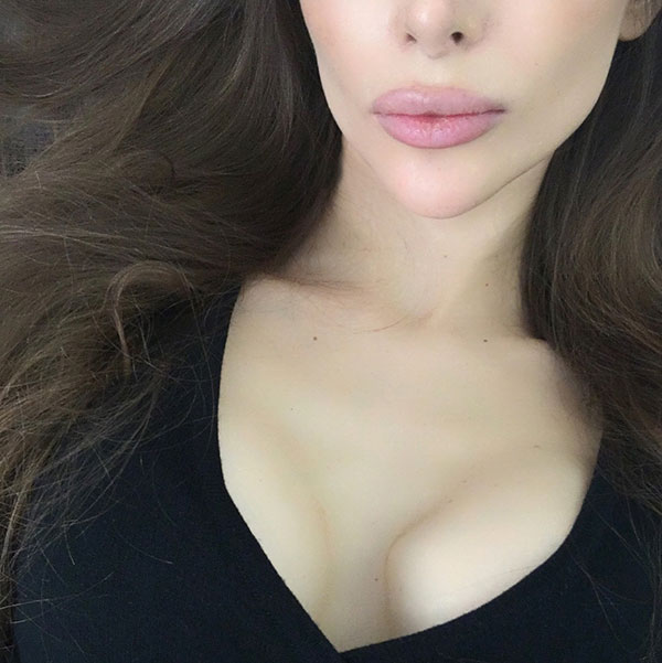 บล็อกเกอร์สาว โดนล้อนมเหลี่ยม