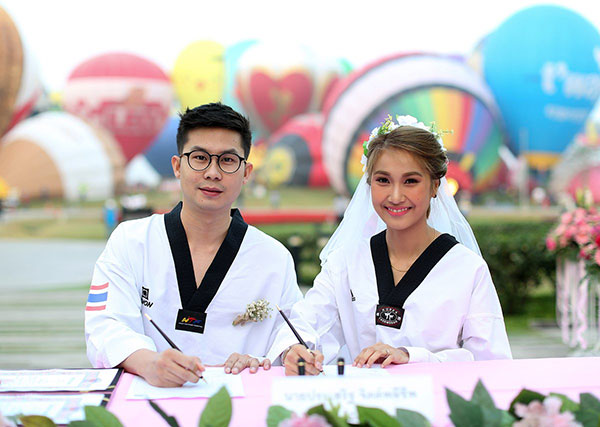 เป็นเอก-บุตรี ควงคู่บอลลูนเลิฟบอกรักบนฟ้า รับวันวาเลนไทน์ 