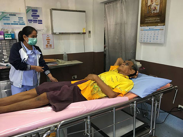 คุณตาเดินตลาดทั้งที่ตาบวมช้ำ คาดฝีมือคนในครอบครัว 