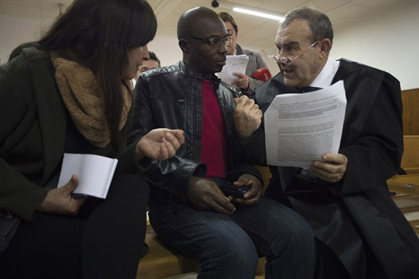 พ่อรอดคุก หลังลูก 8 ขวบถูกจับยัดใส่กระเป๋าเดินทาง ลักลอบข้ามชายแดน