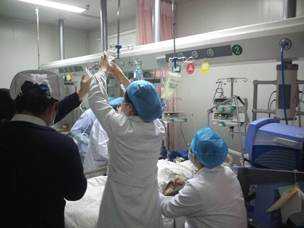 แพทย์หญิงชาวจีนทำงานหนักจนเสียชีวิต