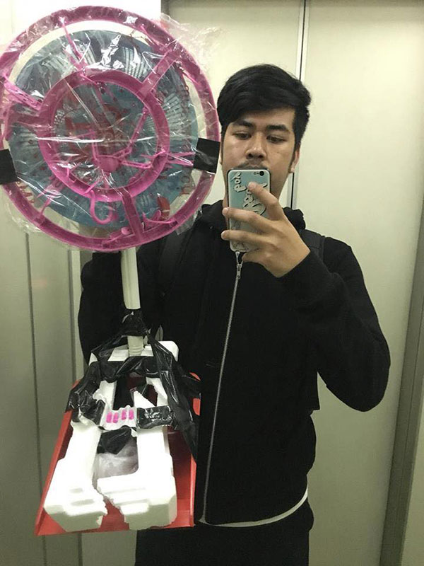 ดีใจเก้อ หนุ่มจับของขวัญปีใหม่ได้รางวัลใหญ่ สุดเงิบเมื่อแกะดูข้างใน..