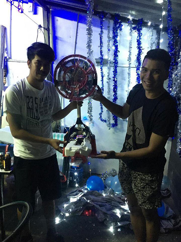 ดีใจเก้อ หนุ่มจับของขวัญปีใหม่ได้รางวัลใหญ่ สุดเงิบเมื่อแกะดูข้างใน..