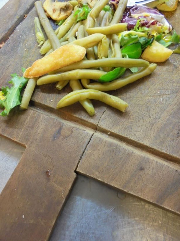 ร้านสเต๊กอังกฤษ ถูกปรับเหตุใช้ถาดไม้เสิร์ฟอาหาร