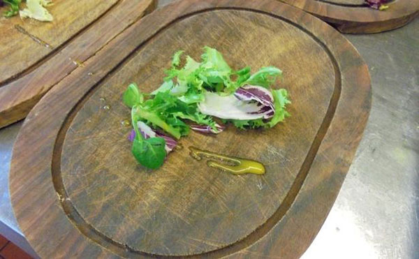 ร้านสเต๊กอังกฤษ ถูกปรับเหตุใช้ถาดไม้เสิร์ฟอาหาร