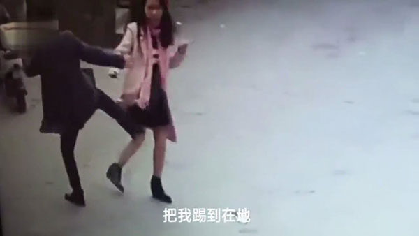 พ่อค้าตบลูกค้าหญิง ลงทุนบิน 860 กม. ข้ามมณฑลมาตบ