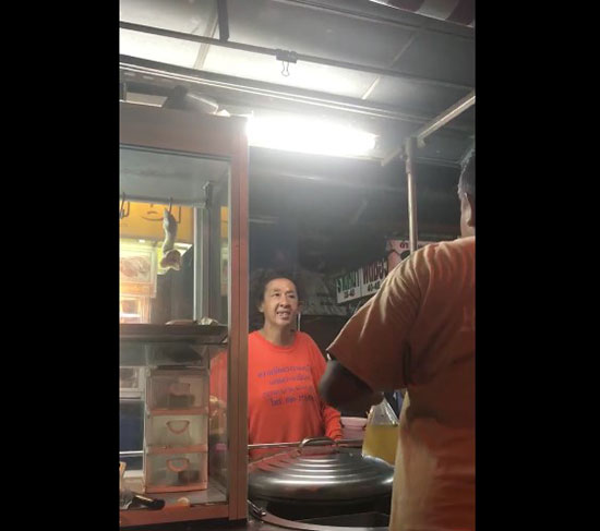 คลิปพ่อค้าหน้าดุ แต่ใจหล่อ ให้ข้าวมันไก่ฟรีกับหญิงหิวโซ 