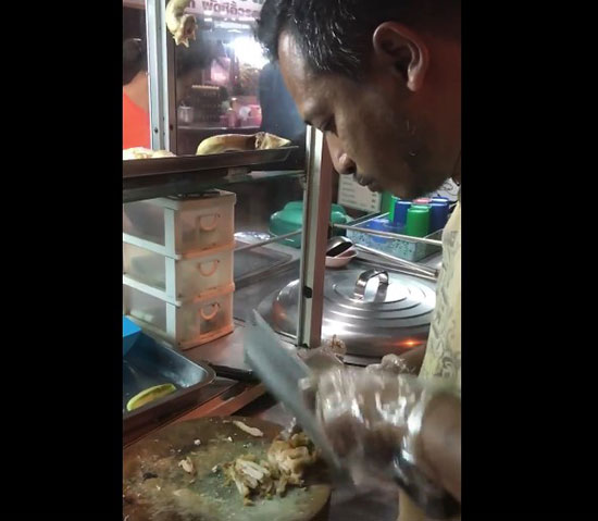 คลิปพ่อค้าหน้าดุ แต่ใจหล่อ ให้ข้าวมันไก่ฟรีกับหญิงหิวโซ 