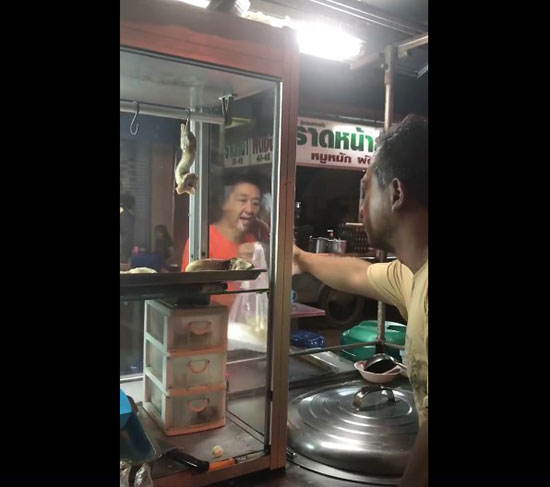 คลิปพ่อค้าหน้าดุ แต่ใจหล่อ ให้ข้าวมันไก่ฟรีกับหญิงหิวโซ 