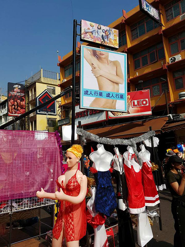 เปิดภาพถนนข้าวสาร ถูกเซตเป็นย่านเซ็กส์ทอย ทำลุงฉุนบุกโวยกลางกองถ่าย
