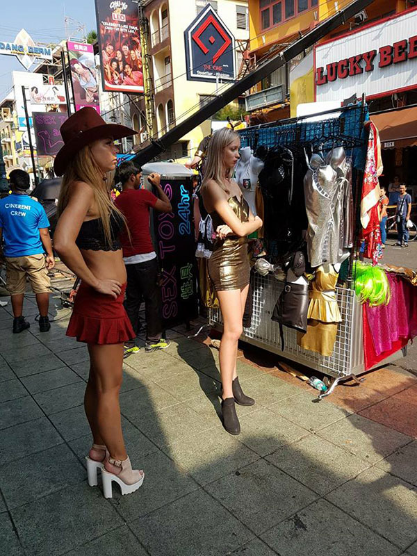 เปิดภาพถนนข้าวสาร ถูกเซตเป็นย่านเซ็กส์ทอย ทำลุงฉุนบุกโวยกลางกองถ่าย