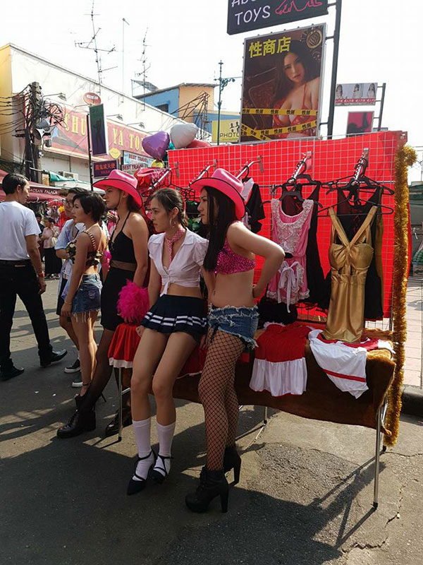 เปิดภาพถนนข้าวสาร ถูกเซตเป็นย่านเซ็กส์ทอย ทำลุงฉุนบุกโวยกลางกองถ่าย