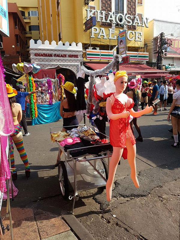 เปิดภาพถนนข้าวสาร ถูกเซตเป็นย่านเซ็กส์ทอย ทำลุงฉุนบุกโวยกลางกองถ่าย