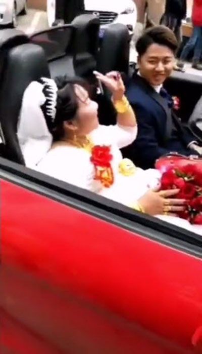 เศรษฐีนีวัย 38 ควงเจ้าบ่าววัย 23 เข้าห้องหอ พร้อมเปย์ 24.7 ล้านเป็นค่าสินสอด