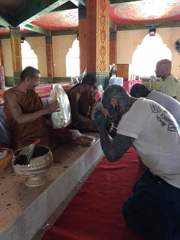 เผยคลิปฝรั่งสักลายใฝ่ธรรมะ ชวนเพื่อนเข้าวัด สอนกราบพระ-ตั้งนะโม