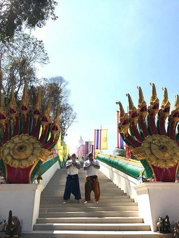 เผยคลิปฝรั่งสักลายใฝ่ธรรมะ ชวนเพื่อนเข้าวัด สอนกราบพระ-ตั้งนะโม